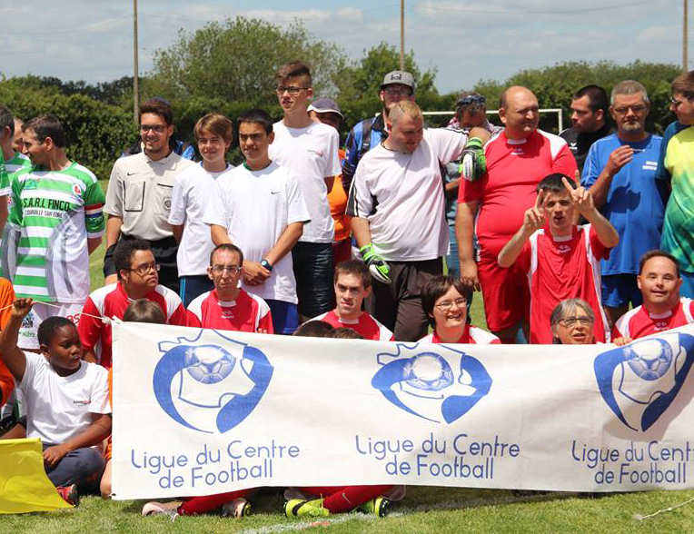 Photo de groupe du club d'Auvilliers sur un terrain avec une banderole de la Ligue du Centre de Football