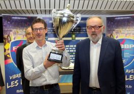 Jean-Marc Peyrot, président de l’association du FC Bourg-en-Bresse Peronnas et un autre homme lui remettant un coupe 
