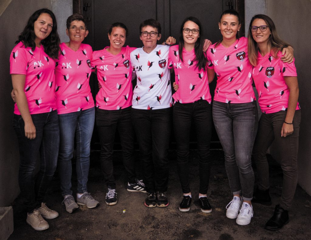 Photo de groupe pendant une opération de sensibilisation au dépistage du cancer du sein 
